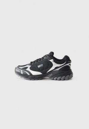 Trainers - black