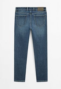 Vista posteriore di jeans blu in denim a gamba dritta con due tasche posteriori e una toppa in pelle marrone sulla vita.