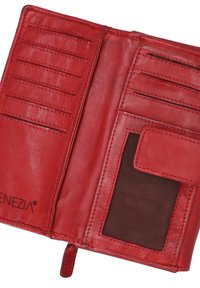 Rød læderpung med flere kortlommer, et gennemsigtigt ID-vindue og en struktureret indvendig foring. Har branding på siden.