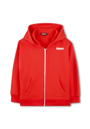 Hoodie zippé rouge en tissu doux, avec une fermeture éclair blanche, deux poches avant et un logo DKNY sur le côté gauche de la poitrine.