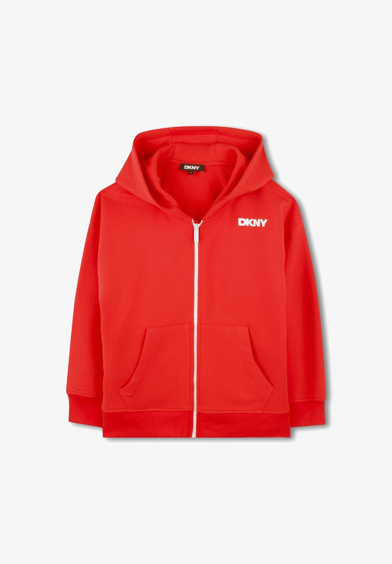 Hoodie zippé rouge en tissu doux, avec une fermeture éclair blanche, deux poches avant et un logo DKNY sur le côté gauche de la poitrine.