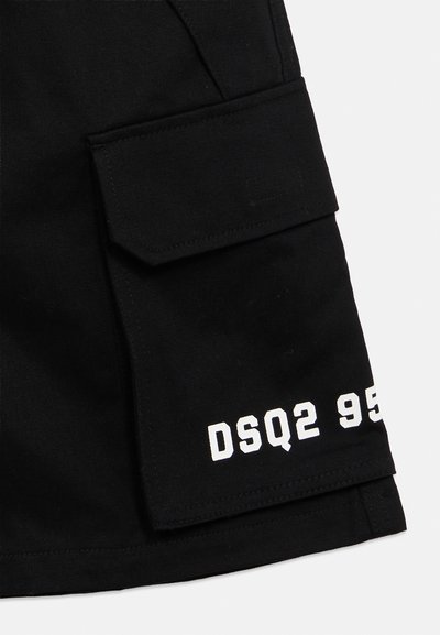 Shorts cargo noirs avec une poche latérale et le texte imprimé blanc « DSQ2 95 » à l'ourlet. Fabriqués en tissu durable avec une texture lisse.