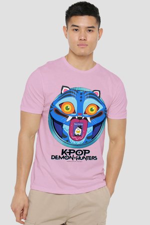 Mann trägt ein hellrosafarbenes T-Shirt mit einem bunten blauen Tigerkopf und dem Text "K-POP Demon Hunters" auf der Vorderseite.
