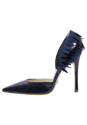 Szpilki z wydłużonym noskiem w kolorze granatowym, wykonane z teksturowanej lakierowanej skóry z frędzlami na obcasie i w designie stiletto.