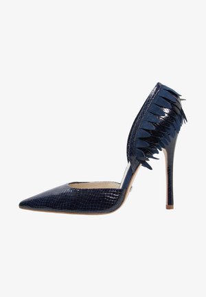 Escarpin pointu en cuir verni texturé bleu marine, avec des accents frangés sur le talon et un design stiletto.