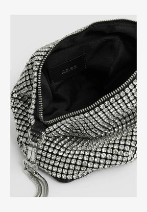 Geantă neagră acoperită cu strasuri argintii, având un sistem de închidere cu fermoar și o căptușeală interioară netedă. Accesoriile metalice adaugă o notă modernă.