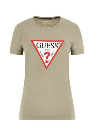 Olivegrünes T-Shirt mit kurzen Ärmeln und Rundhalsausschnitt, mit einem dreieckigen Grafikdesign in Rot und Weiß, das den Text "GUESS U.S.A" und ein Fragezeichen zeigt.