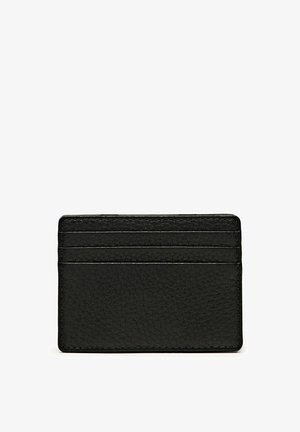 Portafoglio in pelle nera con finitura testurizzata, dotato di quattro slot per carte e un design rettangolare elegante.