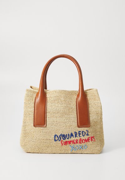 Sac en jute tissé avec des poignées en cuir marron, orné d'un texte brodé coloré "DSQUARED2 SUMMER LOVERS XOXO" à l'avant. Forme structurée.