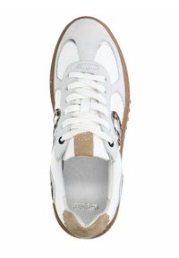 Weißer Sneaker mit grauen Wildlederakzenten, beigen Details und einer gemusterten Seite. Verfügt über runde Schnürsenkel und eine strukturierte Gummisohle.