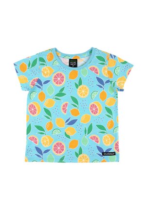 Børns blå t-shirt med korte ærmer med farverige citrusfrugt- og grønne bladmønstre og et Villervalla-mærke.