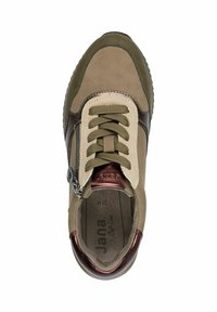 Chaussure de sport présentant un mélange de daim beige et olive, des accents en cuir brun et des lacets contrastants. Comprend un détail zippé et une semelle intérieure rembourrée.