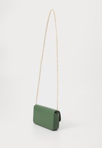 Grön läder crossbody-väska med rektangulär form, slät textur och ett guld kedjerep. Inga synliga mönster eller detaljer.