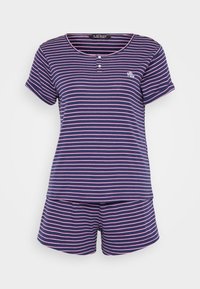 Ensemble de pyjama rayé marine et rose, comprenant un haut à manches courtes avec un col arrondi et des détails de boutons, assorti de shorts.