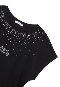 T-shirt nero in cotone con maniche corte, caratterizzato da un gradiente di strass argentati e testo ricamato bianco vicino all'orlo. Etichetta della taglia visibile.