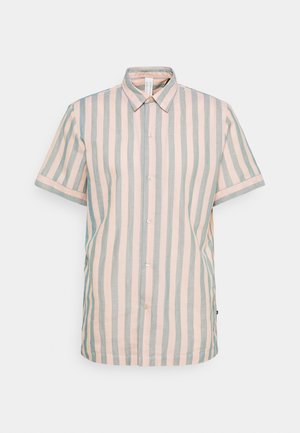Chemise à manches courtes boutonnée avec des rayures verticales rose pastel et gris clair et un col pointu sur fond blanc.