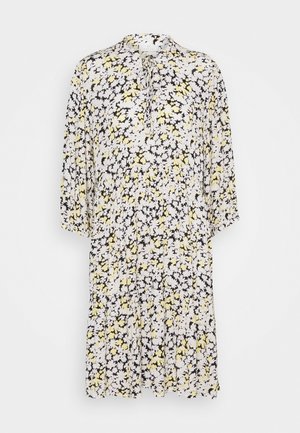Vestido midi floral en blanco, negro y amarillo. Presenta un cuello, cierre con lazo y mangas de tres cuartos con una falda plisada.