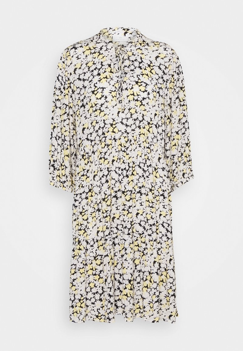 Robe midi florale en blanc, noir et jaune. Dotée d'un col, d'une fermeture à nouer et de manches trois-quarts avec une jupe plissée.