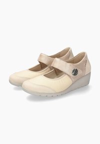 Zapatos de cuña en color beige con parte superior de cuero texturizado y tela. Presentan una correa ancha con un botón decorativo. Punta redondeada y suela flexible.