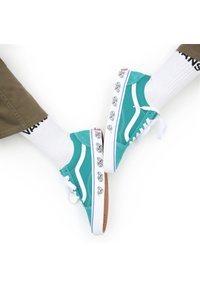 Turquoise canvas sneakers met witte accenten en veters. Voorzien van een patroon op de rubberen zool en sokken met zwarte tekst.