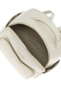 Zaino in sintetico grigio chiaro con finiture dorate, design trapuntato, scomparto principale con zip e tasca frontale con zip.