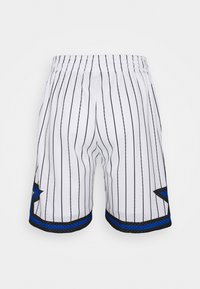 Shorts sportivi bianchi con strisce verticali nere, cintura elasticizzata e dettagli blu all'orlo che presentano un design a stella sui lati.