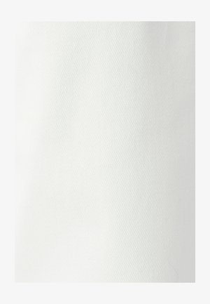 Witte stof met subtiele diagonale geribbelde textuur en zacht licht dat het weefpatroon benadrukt.