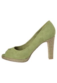 Chaussure à talons hauts en daim vert avec une ouverture à l'avant, plateforme texturée semblable à tissée, et une forme profilée mettant en valeur l'arche du pied et la cheville.
