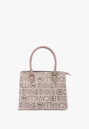 Sac à main beige avec motif de logo de marque marron, double poignées, fermeture éclair et design structuré. Matériau synthétique lisse.