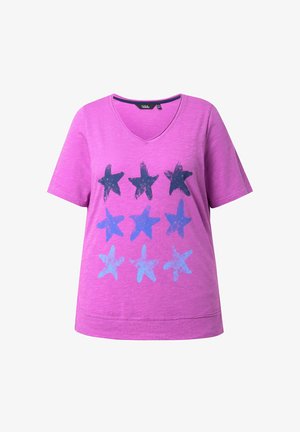 Maglietta viola a maniche corte con scollo a V e tre file di stampe di stelle blu sbiadite sulla parte anteriore.
