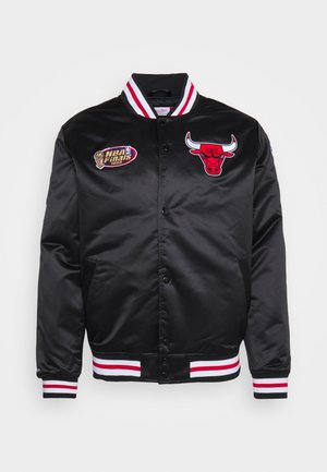 Giacca Chicago Bulls in satin nero con colletto, polsini e orlo a righe rosse, bianche e nere, toppa NBA Finals 1998 sul petto a sinistra.