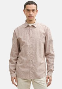 Hellrosa, knöpfbares Hemd aus strukturiertem Stoff, mit langen Ärmeln und einem Kragen. Verfügt über einen geraden Saum und sichtbare Knöpfe auf der Vorderseite.