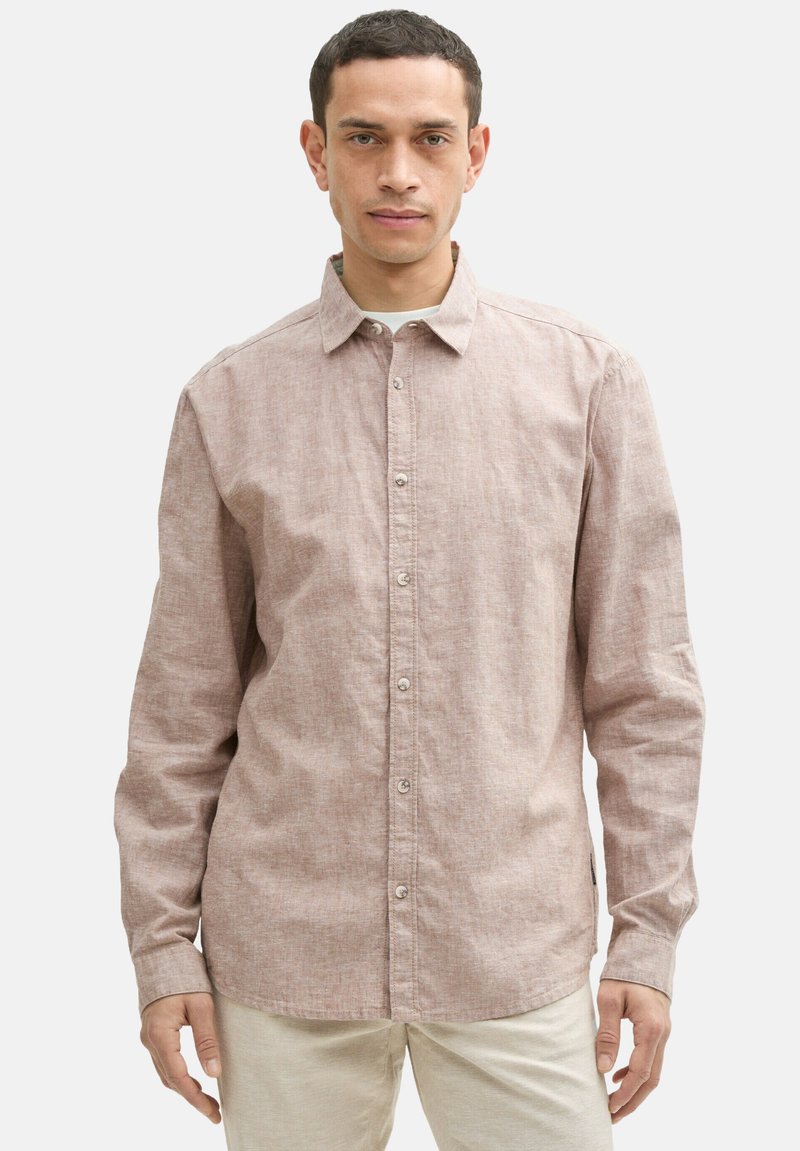 Hellrosa, knöpfbares Hemd aus strukturiertem Stoff, mit langen Ärmeln und einem Kragen. Verfügt über einen geraden Saum und sichtbare Knöpfe auf der Vorderseite.