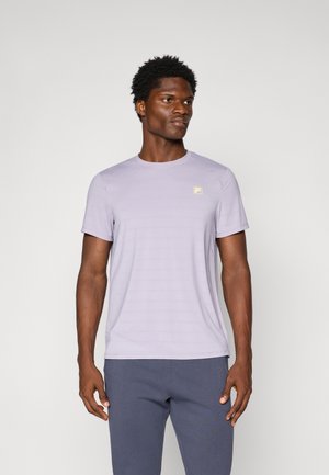 T-shirt à manches courtes de couleur violet clair avec des rayures horizontales discrètes et un petit logo jaune sur la poitrine, fabriqué dans un tissu lisse.