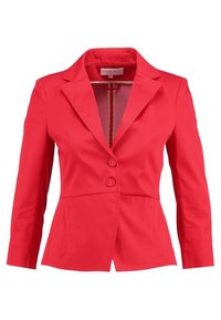 Blazer rouge en tissu lisse, doté d'un col cranté, de deux boutons et d'une coupe ajustée avec poches avant.