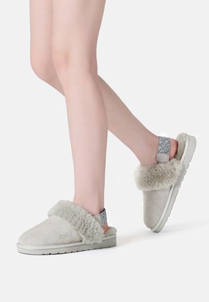 Graue Wildlederschuhe mit einem flauschigen grauen Fellkragen und einem gemusterten grauen Riemen. Weiche Textur und Offene-Back-Design für einfaches Tragen.