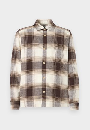 Camisa de botões em padrão xadrez castanho e creme, com mangas longas, feita de um tecido macio; apresenta um colarinho espalhado e botões de madeira clara.