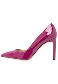 Escarpin en cuir verni fuchsia avec un bout pointu et un talon aiguilles haut. Présente une tige en V décolletée pour un profil élégant.
