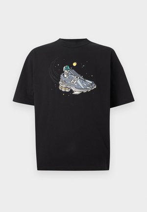 Must t-särk, millel on halli tossu graafika kosmoses, kus on väike astronauti kuju ja taevased elemendid ümber.