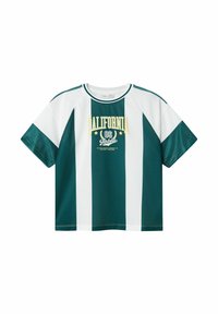 Camisa de manga corta en verde oscuro con rayas blancas, que presenta un cuello redondo, detalles de malla y un estampado frontal que dice "California 86 Athletico."