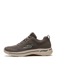 Chaussures Skechers en mesh marron foncé avec des accents beige clair, dotées d'une semelle rembourrée, d'un design à lacets et d'un détail de logo sur le côté.