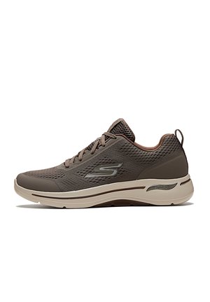 Zapatos Skechers de malla marrón oscuro con acentos en beis claro, con una suela acolchada, diseño con cordones y detalle del logo en el lateral.