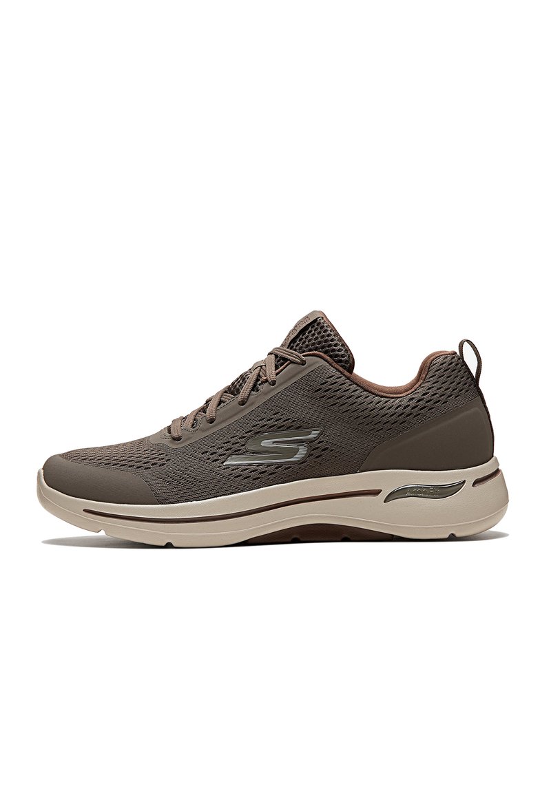 Chaussures Skechers en mesh marron foncé avec des accents beige clair, dotées d'une semelle rembourrée, d'un design à lacets et d'un détail de logo sur le côté.