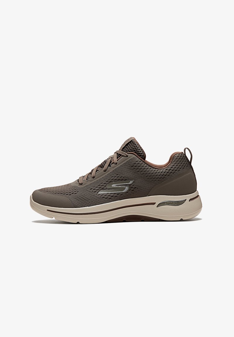 Chaussures Skechers en mesh marron foncé avec des accents beige clair, dotées d'une semelle rembourrée, d'un design à lacets et d'un détail de logo sur le côté.