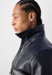 Schott STRIPE - Bomber stiliaus striukė - navy/off white