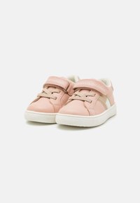 Roze leren sneakers met een witte rubberen zool, voorzien van veters en klittenbandsluitingen, en een contrasterend ontwerpdetail aan de zijkant.