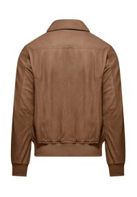 Giacca in pelle marrone con una texture liscia, polsini e orlo a coste e colletto classico. Presenta cuciture sottili e nessun hardware visibile.