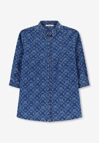 Chemise en denim bleu avec un motif floral, devant à boutons, col pointu et manches trois-quarts. Présente une finition texturée et des coutures visibles.