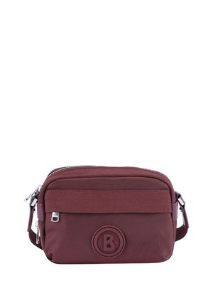 Bordeaux crossbody tas gemaakt van nylon; heeft een voorkant met ritsvak, een stevige strap en een ronde logodetail aan de voorkant. Glad oppervlak, rechthoekige vorm.