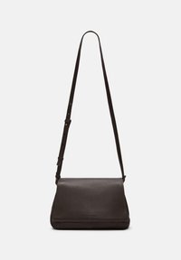 Borsa a tracolla in pelle marrone scuro con forma piatta, tracolla regolabile e design minimalista. Presenta una chiusura con zip per una conservazione sicura.